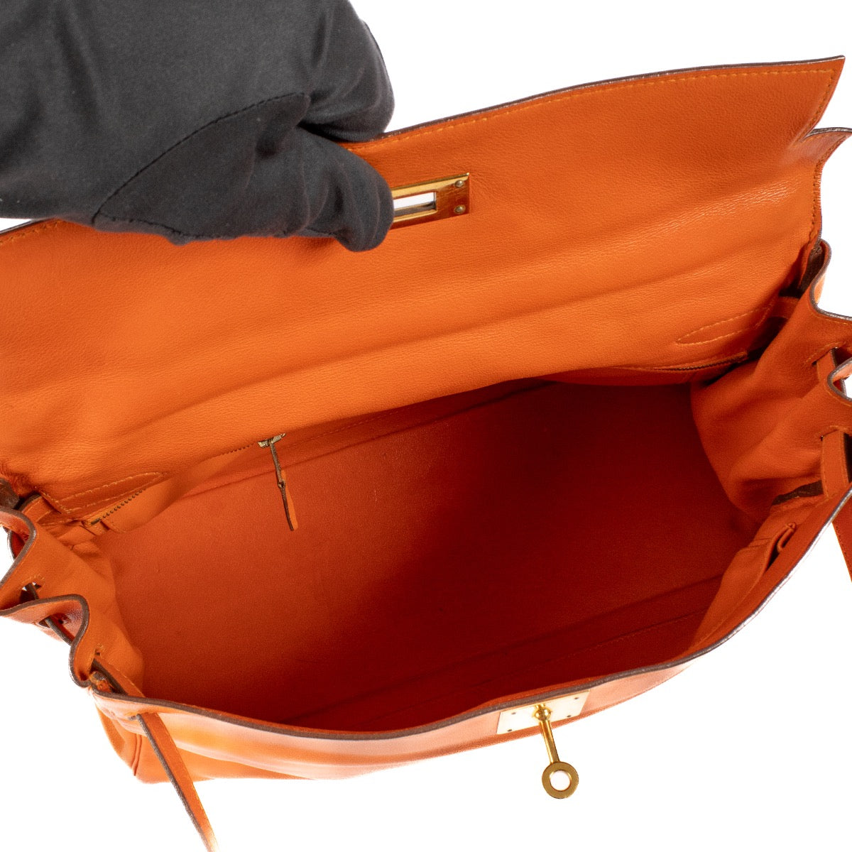 Shop safe online at Labellov in Antwerp, Brussels and Knokke this 100% authentic second hand Hermès Kelly 32 Orange Swift GHW