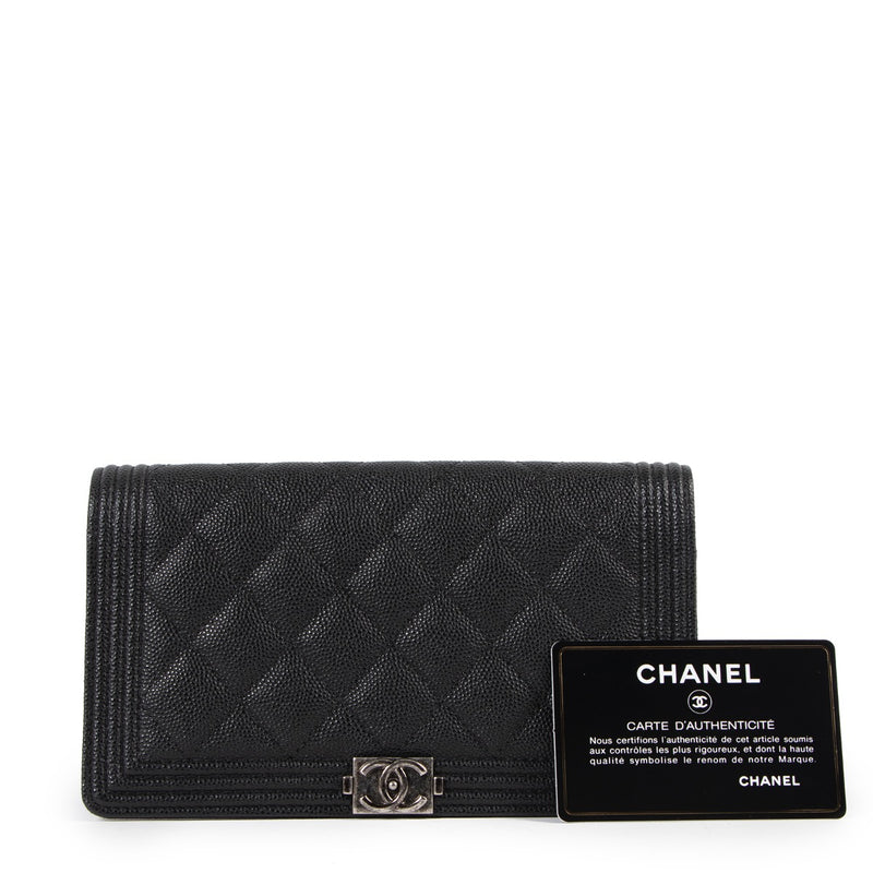 Buy an authentic second hand Chanel Black Caviar Medium Boy Bag in very good condition at Labellov.