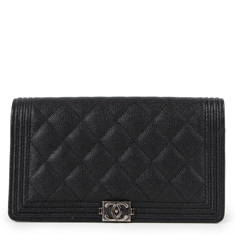 Buy an authentic second hand Chanel Black Caviar Medium Boy Bag in very good condition at Labellov.