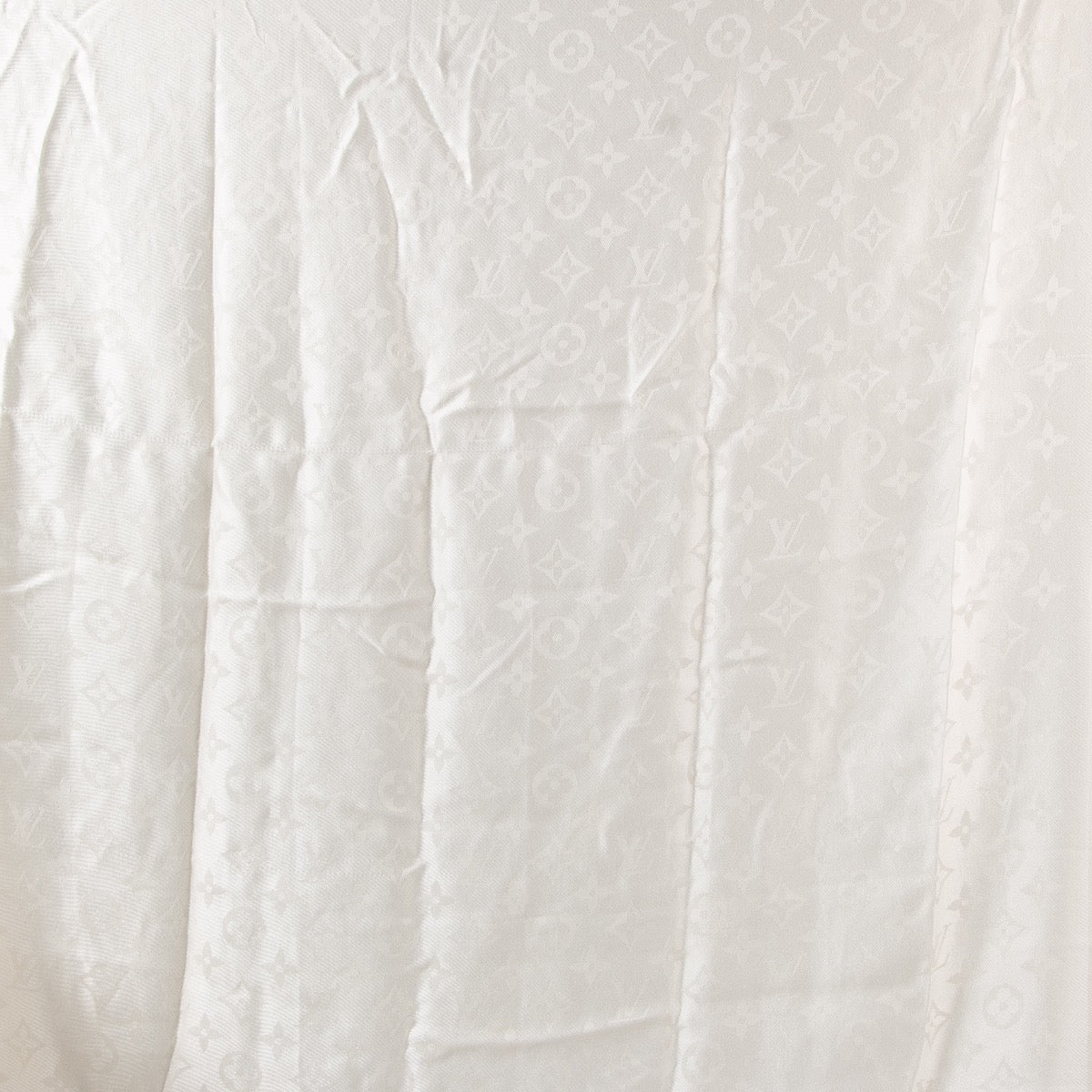 shop safe online at Labellov in Antwerp, Brussels and Knokke this 100% authentic second hand Louis Vuitton White Monogram Classic Shawl
