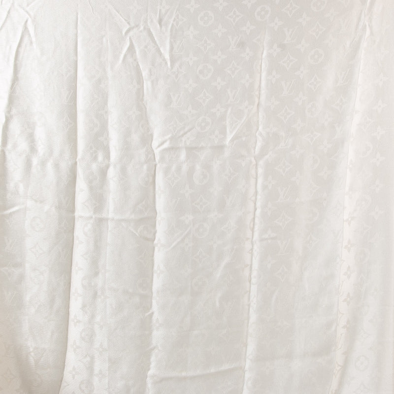 shop safe online at Labellov in Antwerp, Brussels and Knokke this 100% authentic second hand Louis Vuitton White Monogram Classic Shawl