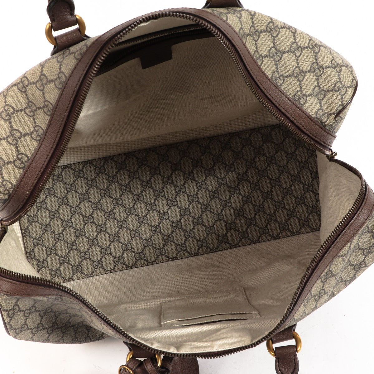 Buy an authentic second hand Gucci Savoy Medium GG Supreme Ophidia Duffle Bag in very good condition at Labellov