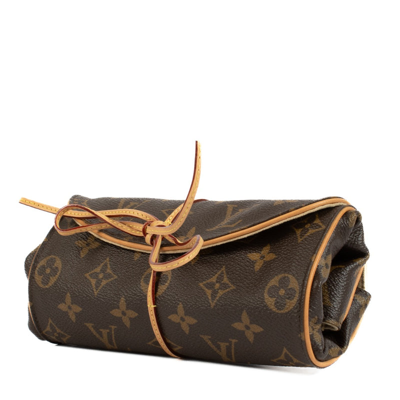 Shop safe online at Labellov in Antwerp, Brussels and Knokke this 100% authentic second hand Louis Vuitton Monogram Canvas Trousse Bijoux Pliable