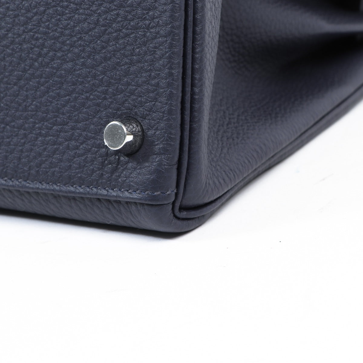 Shop authentic second hand luxury designer vintage Hermes Kelly 28 by Labellov.com