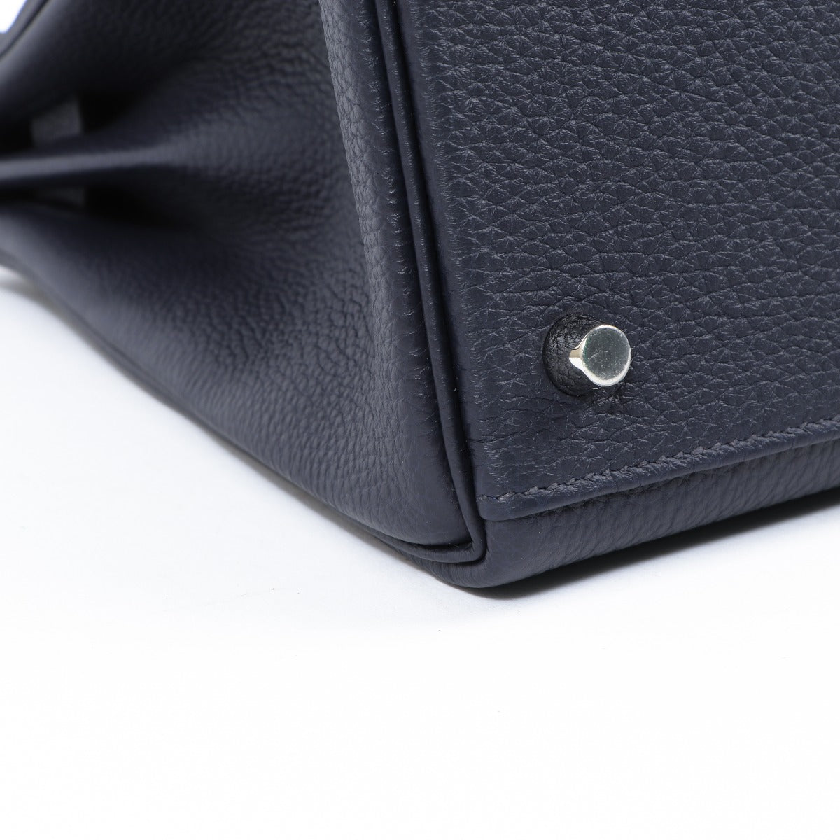 Shop authentic second hand luxury designer vintage Hermes Kelly 28 by Labellov.com
