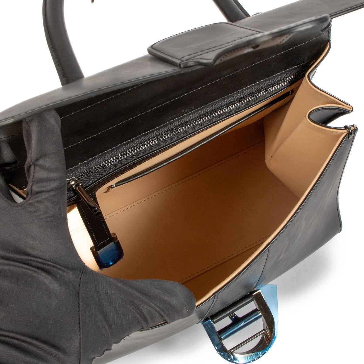 Shop safe online Delvaux Brillant MM Black. koop veilig online tegen de beste prijs.