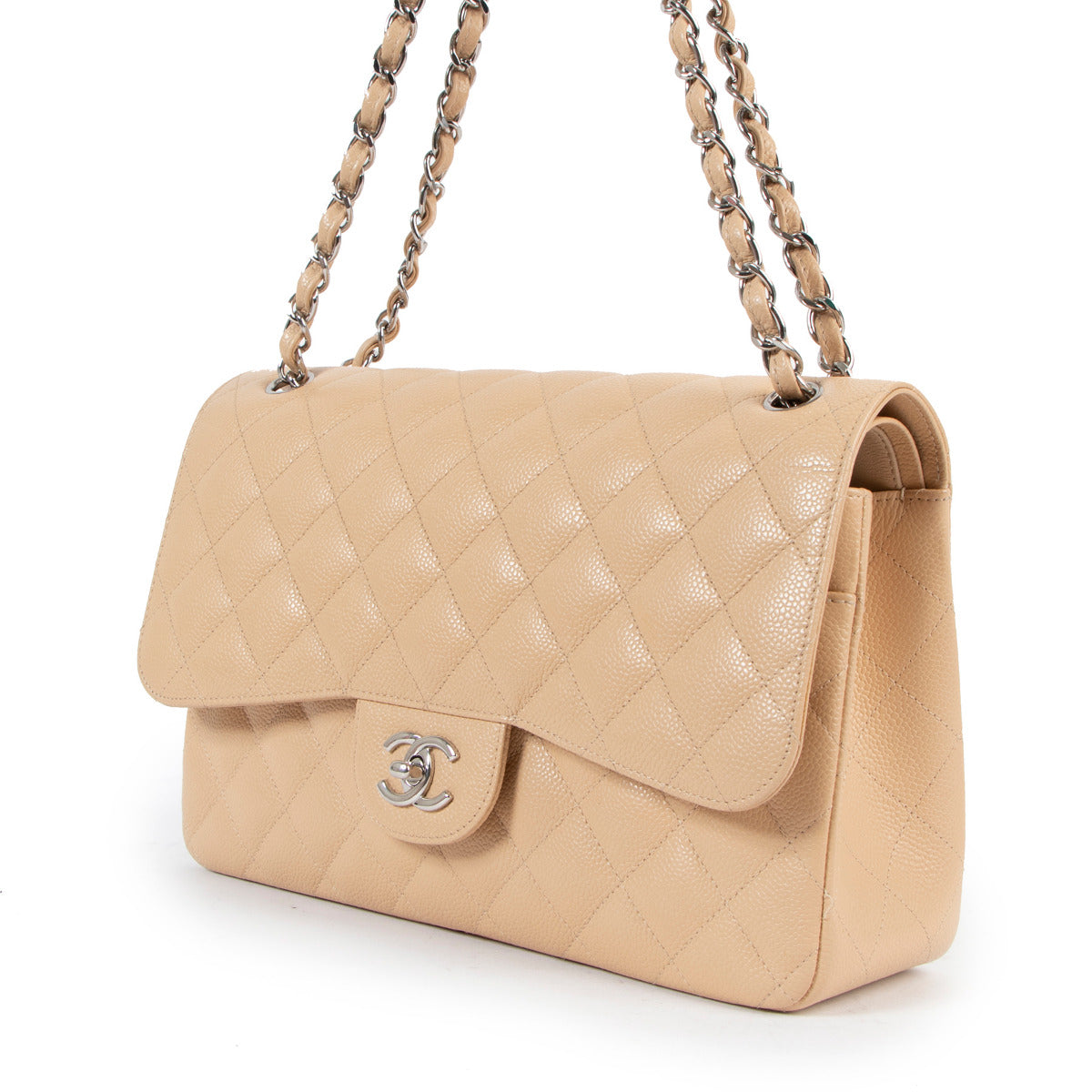 Chanel Beige Caviar Leather Jumbo Classic Flap Bag for the best price at Labellov secondhand luxury in Antwerp. Koop en verkoop uw authentieke designer handtassen aan de beste prijs bij Labellov tweedehands luxe.