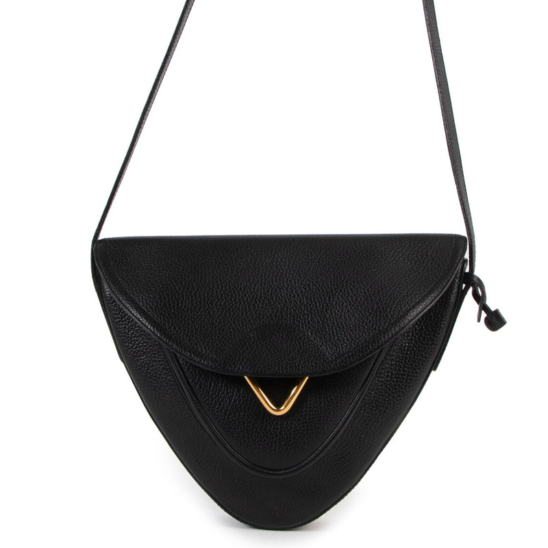 Shop safe online at Labellov in Antwerp this 100% authentic second hand Delvaux Black Pebbled Leather Crossbody