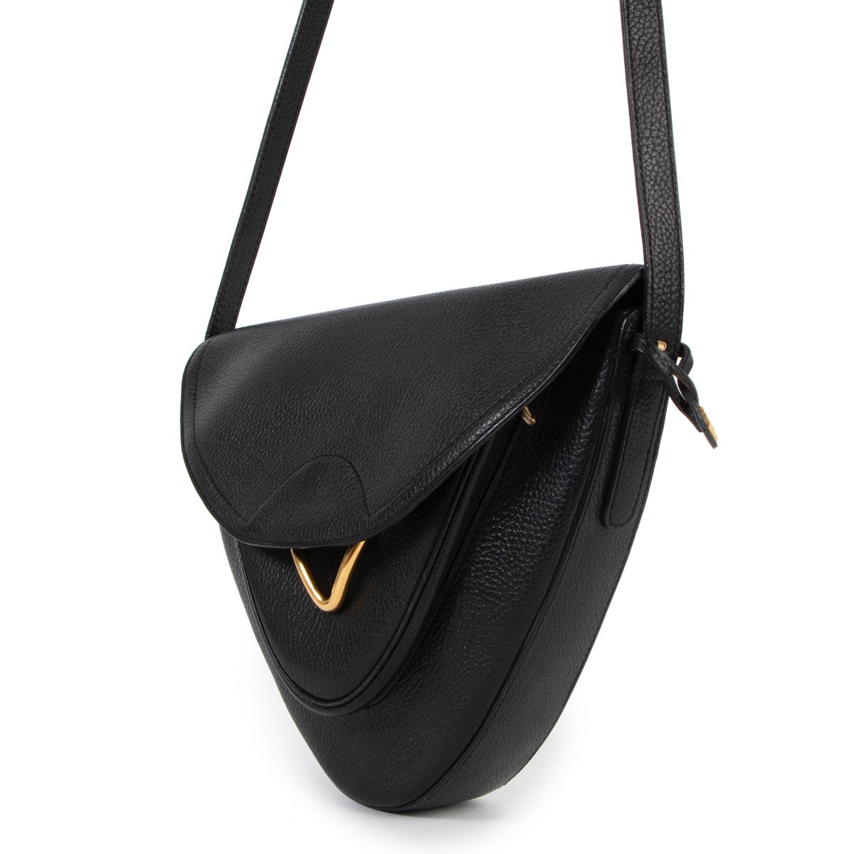 Shop safe online at Labellov in Antwerp this 100% authentic second hand Delvaux Black Pebbled Leather Crossbody