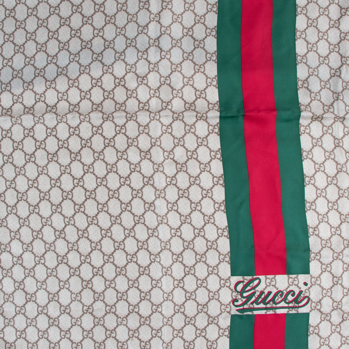 Shop safe online at Labellov in Antwerp this 100% authentic second hand Gucci Monogram Silk Scarf