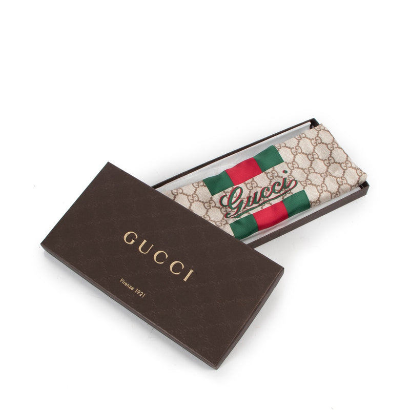 Shop safe online at Labellov in Antwerp this 100% authentic second hand Gucci Monogram Silk Scarf