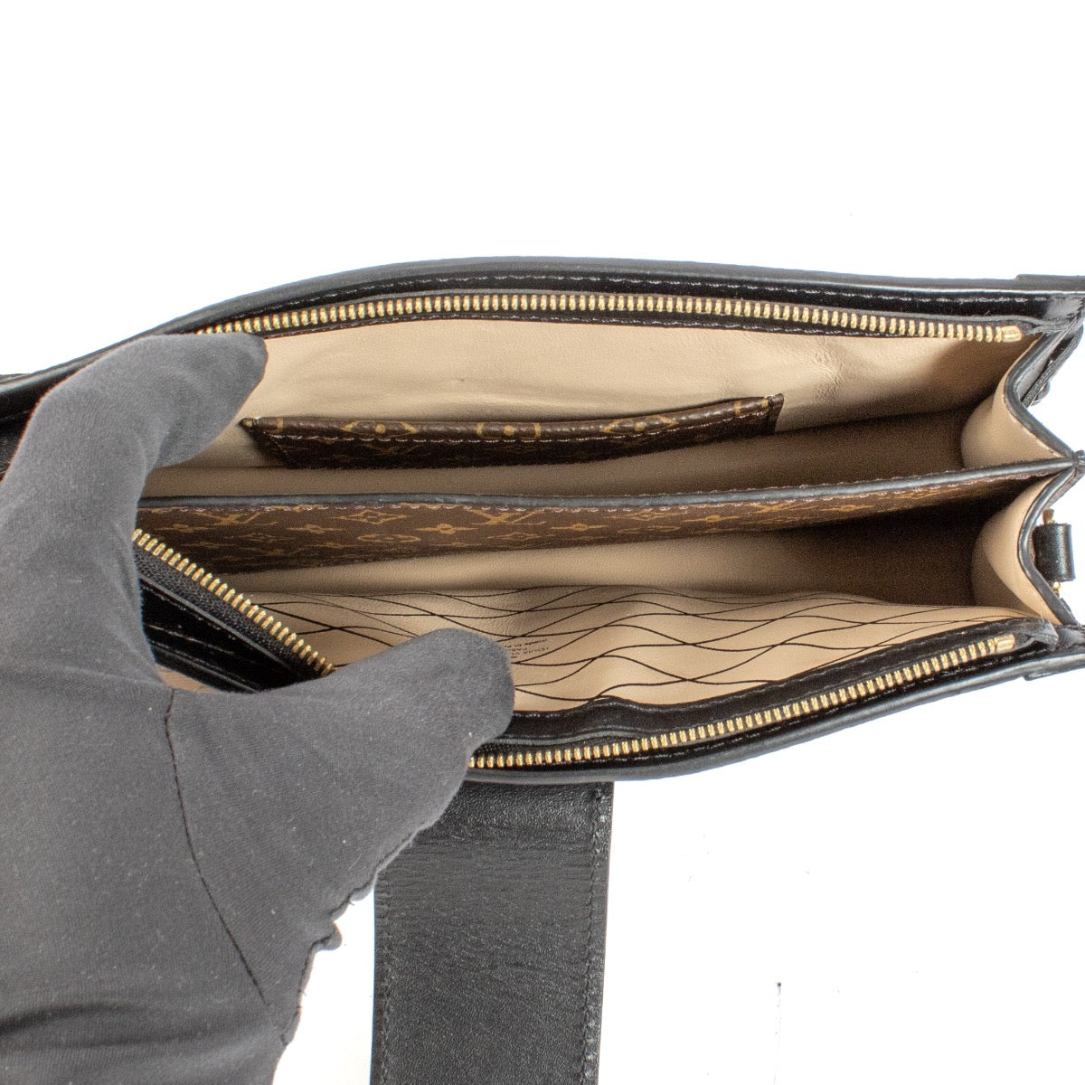 Shop safe online at Labellov in Antwerp and Knokke this 100% authentic second hand Louis Vuitton Reverse Monogram Trunk Clutch Crossbody Bag