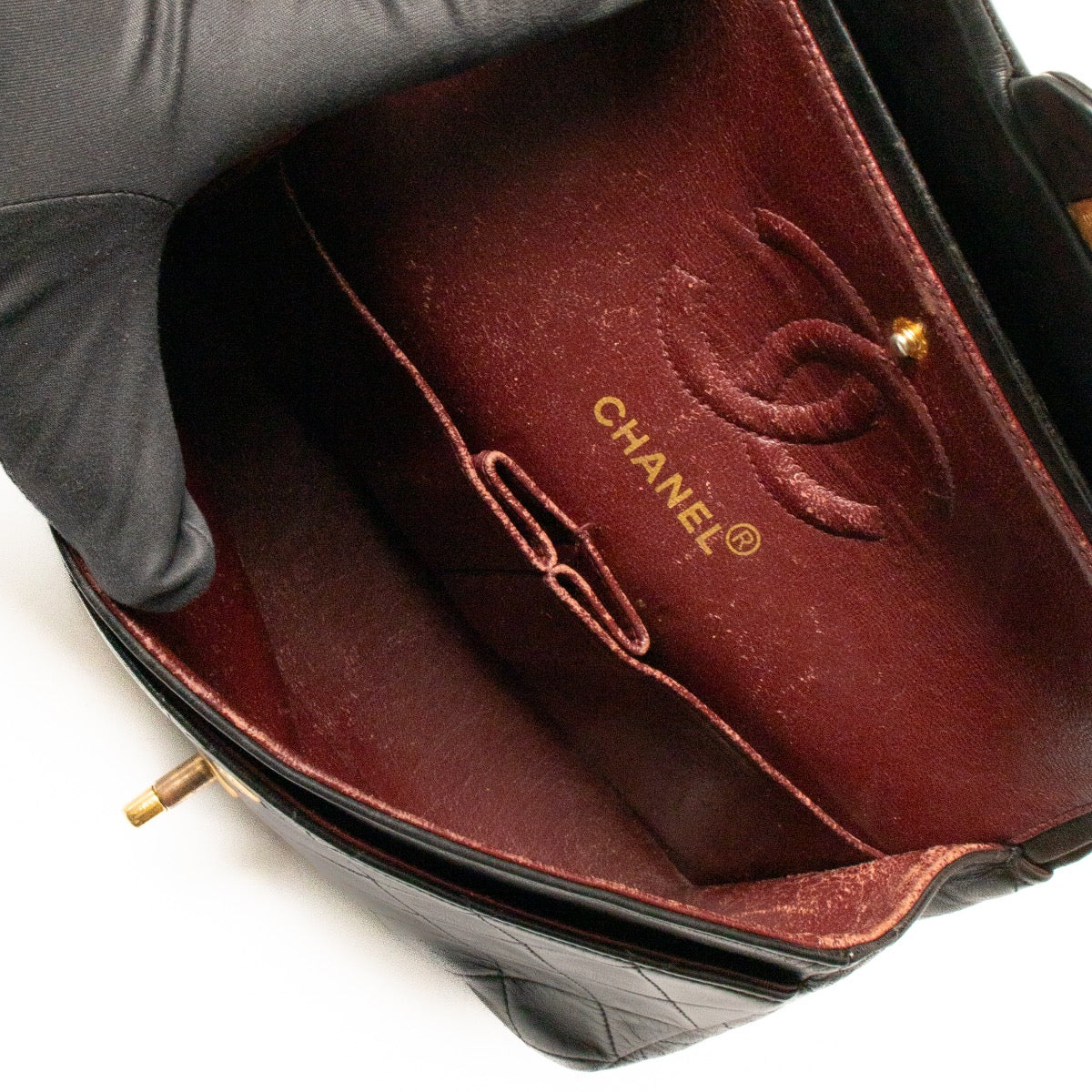 Shop safe online at Labellov in Antwerp, Brussels and Knokke this 100% authentic second hand Chanel Vintage Black Lambskin Small Classic Bag