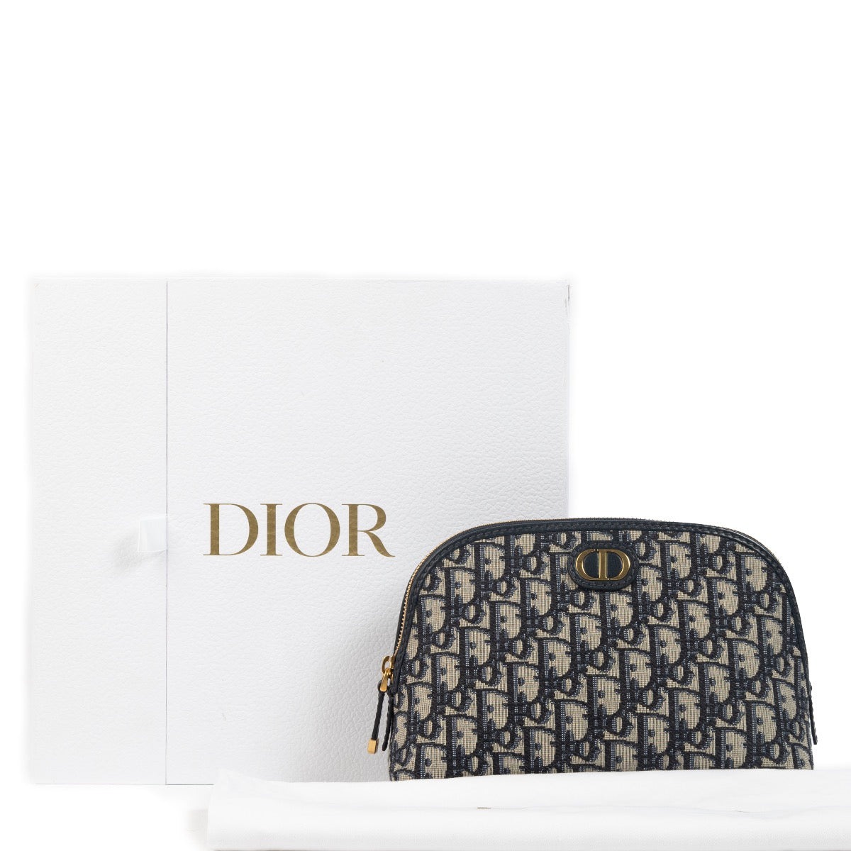 Shop safe online at Labellov in Antwerp, Brussels and Knokke this 100% authentic second hand Christian Dior Blue Oblique Jacquard 30 Montaigne Make-up Pouch