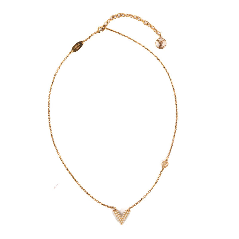Shop safe online at Labellov in Antwerp, Brussels and Knokke this 100% authentic second hand Louis Vuitton Essential V Pearl Necklace