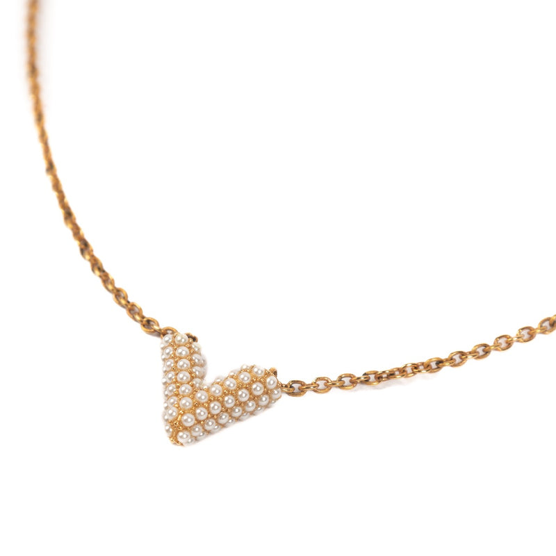 Shop safe online at Labellov in Antwerp, Brussels and Knokke this 100% authentic second hand Louis Vuitton Essential V Pearl Necklace