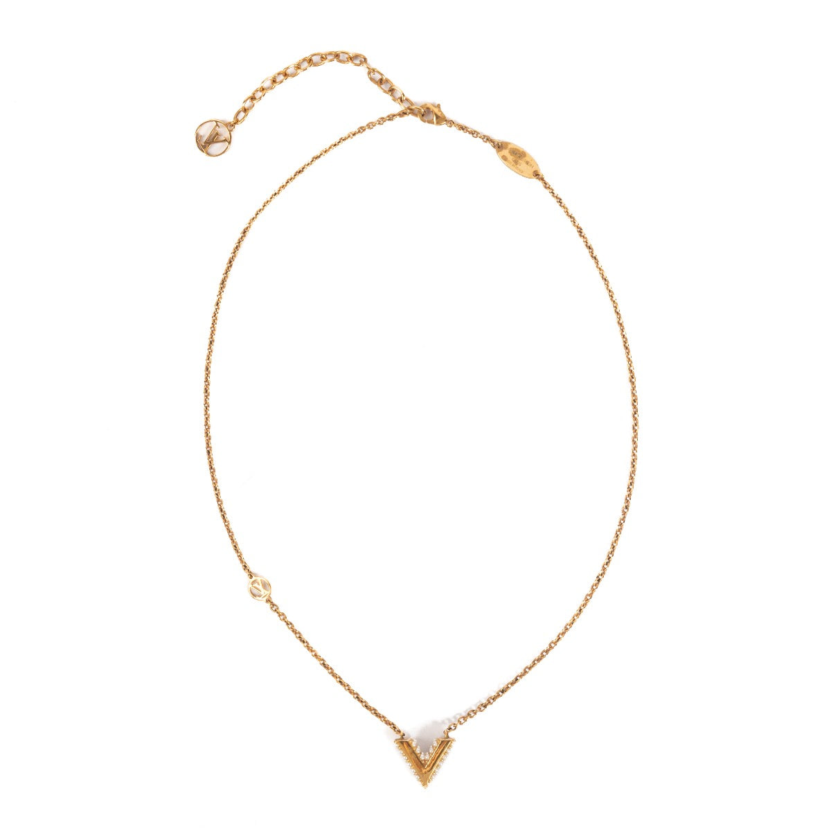 Shop safe online at Labellov in Antwerp, Brussels and Knokke this 100% authentic second hand Louis Vuitton Essential V Pearl Necklace