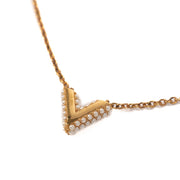 Shop safe online at Labellov in Antwerp, Brussels and Knokke this 100% authentic second hand Louis Vuitton Essential V Pearl Necklace