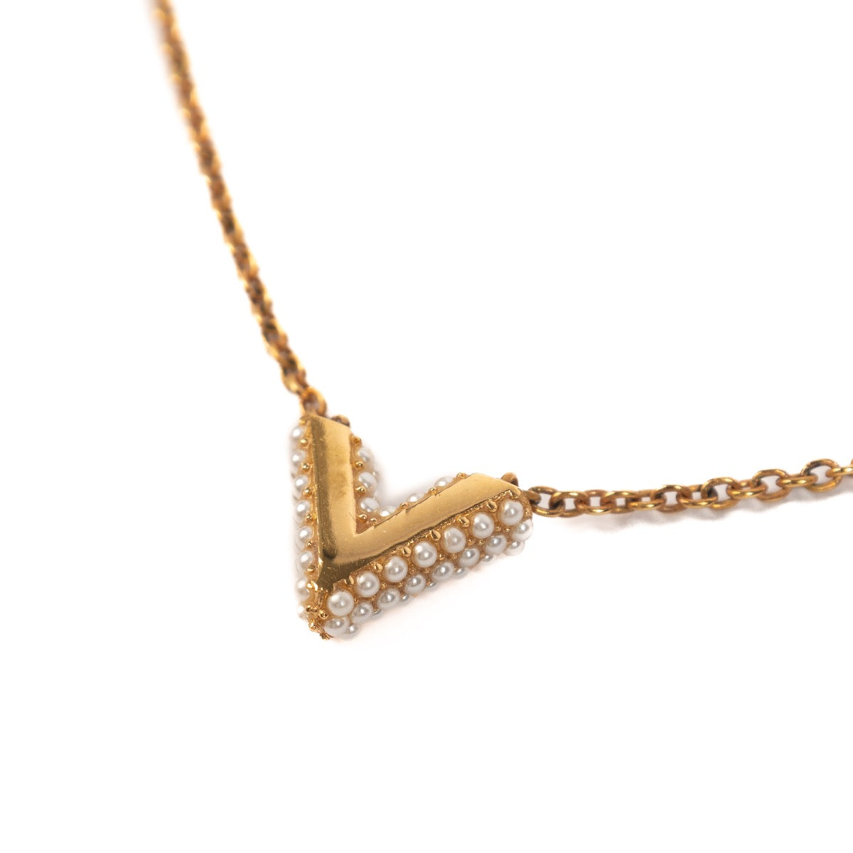 Shop safe online at Labellov in Antwerp, Brussels and Knokke this 100% authentic second hand Louis Vuitton Essential V Pearl Necklace