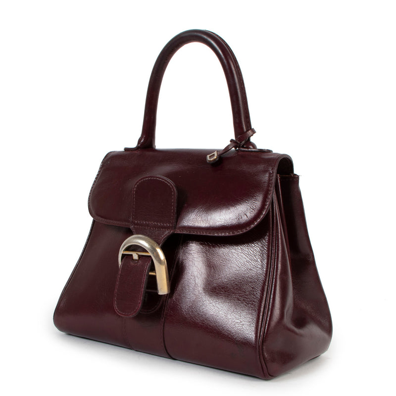 Bent u op zoek naar een authentieke designer Delvaux Brillant PM Vintage Burgundy Top Handle ? Wij kopen en verkopen aan de beste prijs bij Labellov tweedehands luxe in Antwerpen.