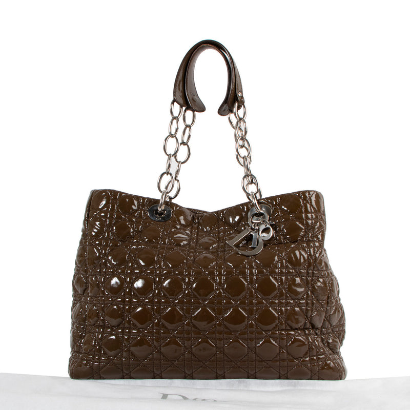 Christian Dior Taupe Cannage Patent Leather Soft Lady Dior Shopper Tote aan de beste prijs bij Labellov tweedehands luxe in Antwerpen.