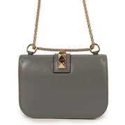 Bent u op zoek naar een authentiek exemplaar van de Valentino Garavani Small Grey Glam Lock Shoulder Bag? Wij kopen en verkopen uw artikelen aan de beste prijs bij Labellov.