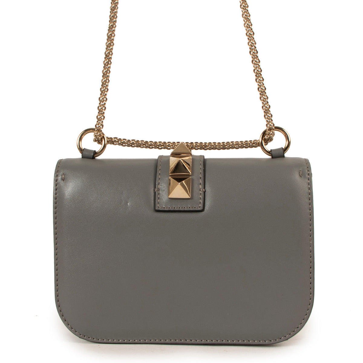 Bent u op zoek naar een authentiek exemplaar van de Valentino Garavani Small Grey Glam Lock Shoulder Bag? Wij kopen en verkopen uw artikelen aan de beste prijs bij Labellov.