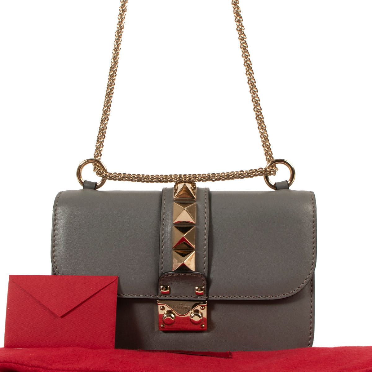 Valentino Garavani Small Grey Glam Lock Shoulder Bag kopen en verkopen doet u steeds aan de beste prijzen bij Labellov tweedehands luxe in Antwerpen.