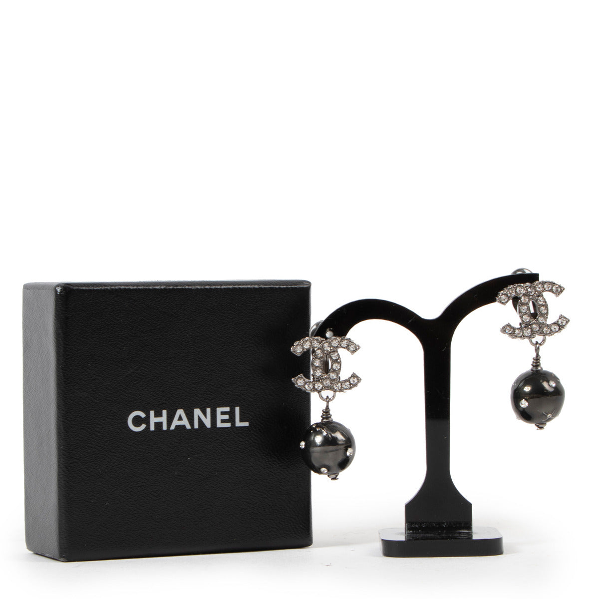 Chanel Fall 2005 CC Crystal Black Bead Clip Earrings aan de beste prijs bij Labellov tweedehands luxe in Antwerpen. Bent u op zoek naar authentieke oorringen van grote merken? Vind ze aan de beste prijs bij LABELLOV in Antwerpen, Knokke en Brussel.
