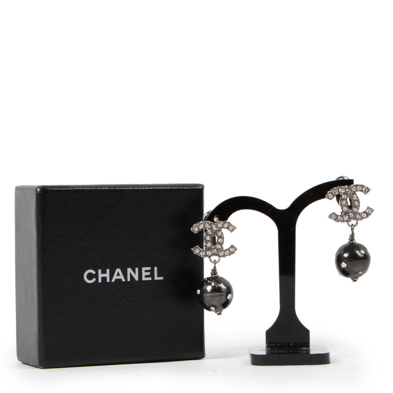 Chanel Fall 2005 CC Crystal Black Bead Clip Earrings aan de beste prijs bij Labellov tweedehands luxe in Antwerpen. Bent u op zoek naar authentieke oorringen van grote merken? Vind ze aan de beste prijs bij LABELLOV in Antwerpen, Knokke en Brussel.