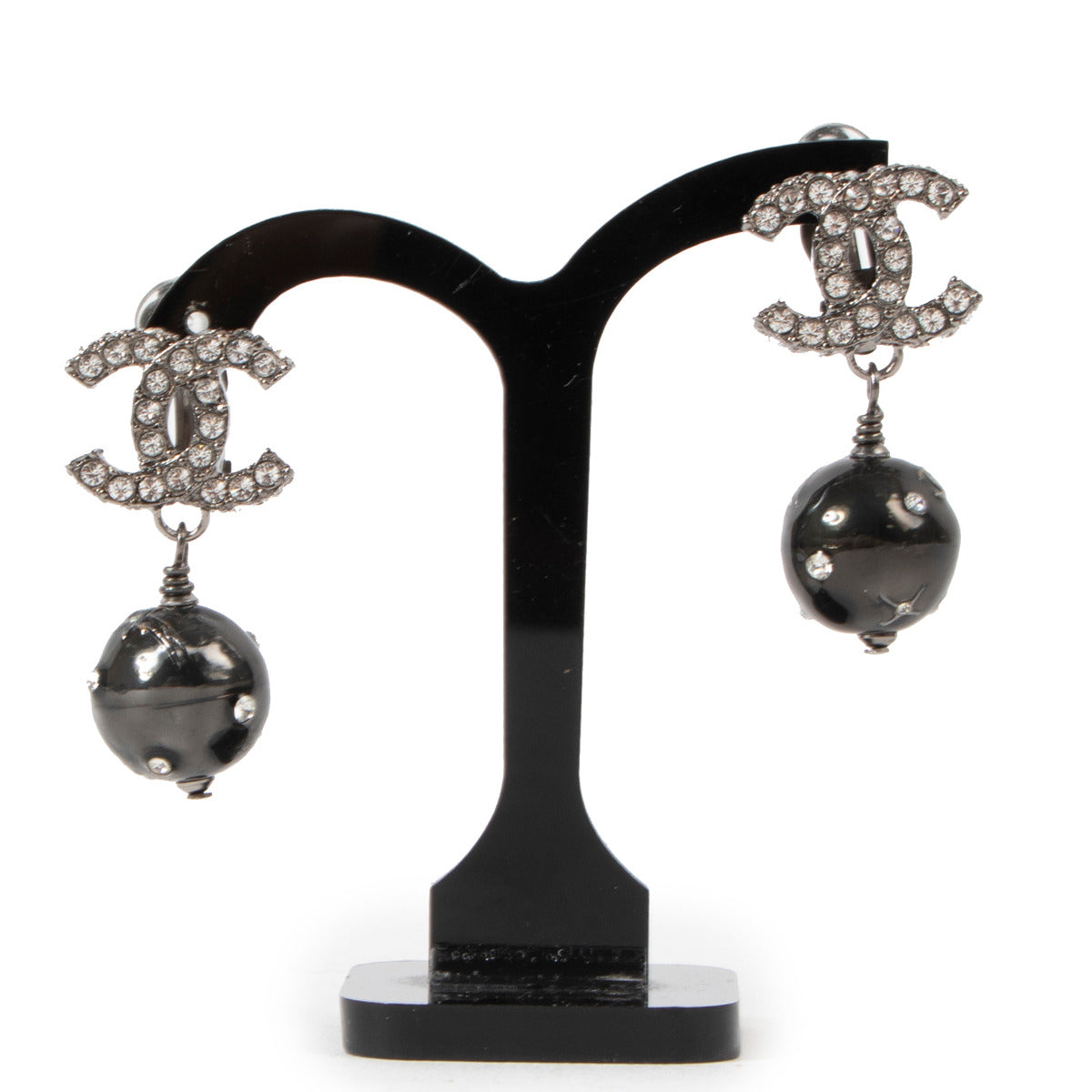 Chanel Fall 2005 CC Crystal Black Bead Clip Earrings for the best price available at Labellov secondhand luxury in Antwerp. We buy and sell your designer bags online.