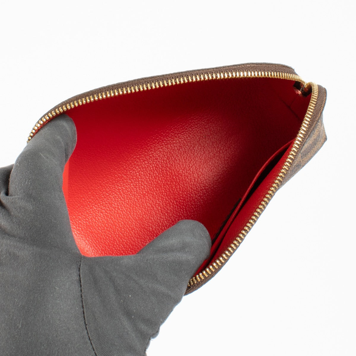 Shop safe online at Labellov in Antwerp, Brussels and Knokke this 100% authentic second hand Louis Vuitton Damier Ebene Cosmetic Pouch PM