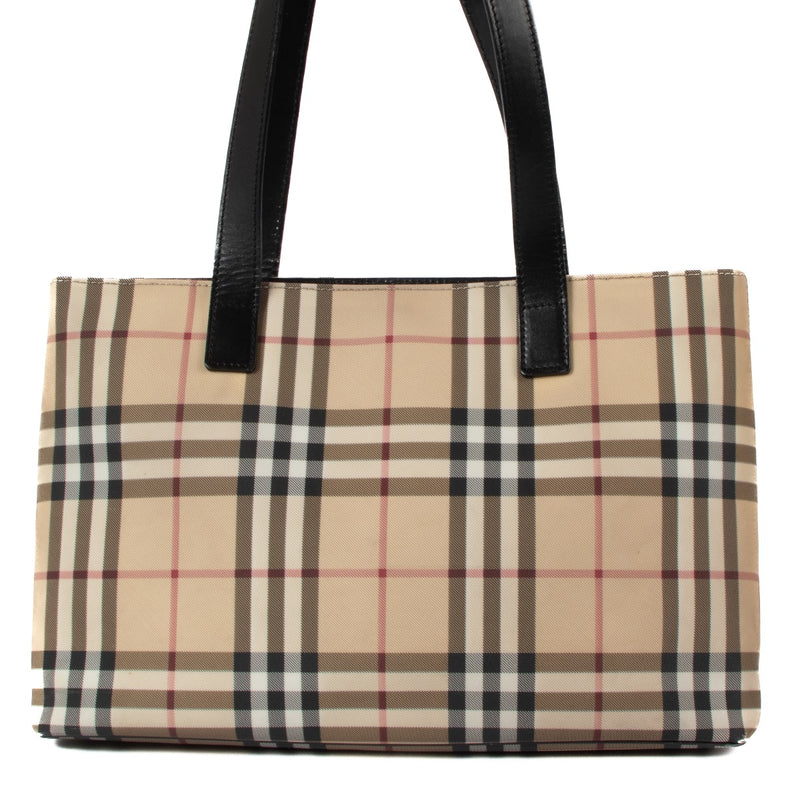 Shop safe online at Labellov in Antwerp, Brussels and Knokke this 100% authentic second hand Burberry Beige Check Canvas Tote Bag. Veilig online tweedehands authentieke Burberry Beige Check Canvas Tote handtas kopen bij Labellov.