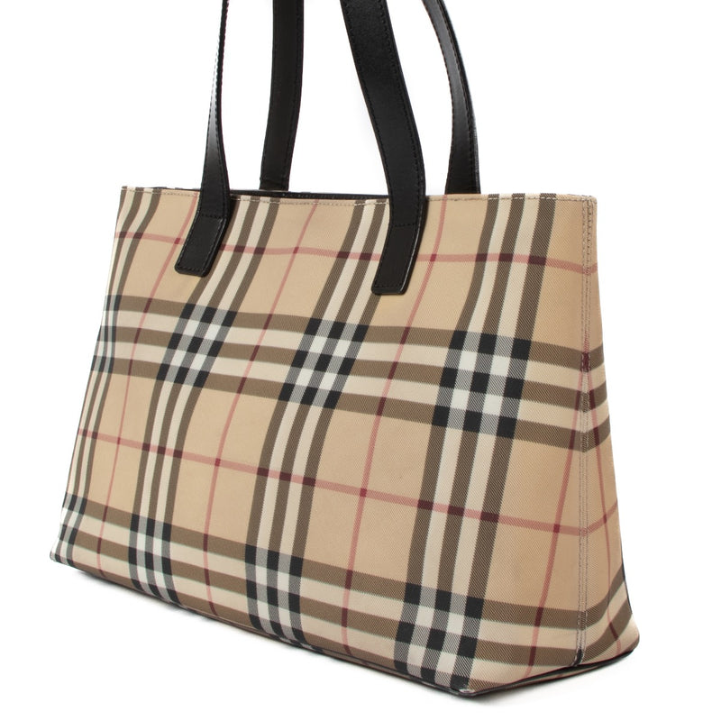 Shop safe online at Labellov in Antwerp, Brussels and Knokke this 100% authentic second hand Burberry Beige Check Canvas Tote Bag. Veilig online tweedehands authentieke Burberry Beige Check Canvas Tote handtas kopen bij Labellov.