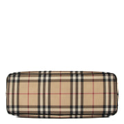 Shop safe online at Labellov in Antwerp, Brussels and Knokke this 100% authentic second hand Burberry Beige Check Canvas Tote Bag. Veilig online tweedehands authentieke Burberry Beige Check Canvas Tote handtas kopen bij Labellov.