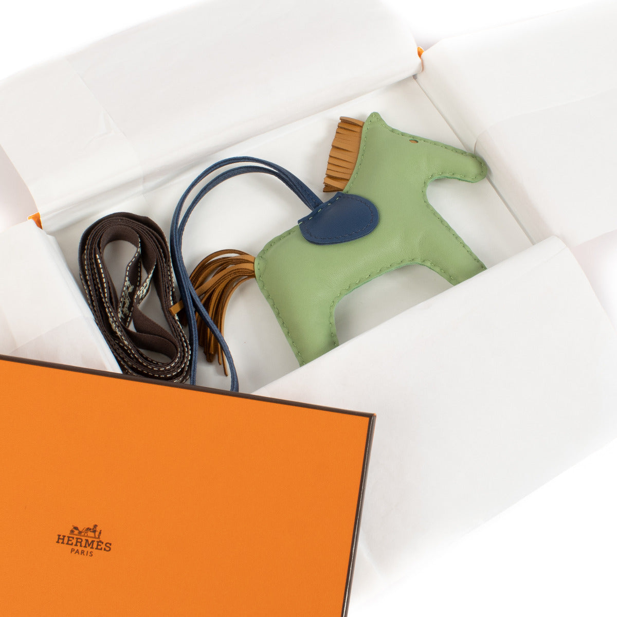 Hermès Vert Criquet/Sesame/Bleu de Malte Rodeo MM Charm aan de beste prijs bij Labellov tweedehands luxe in Antwerpen en Knokke.