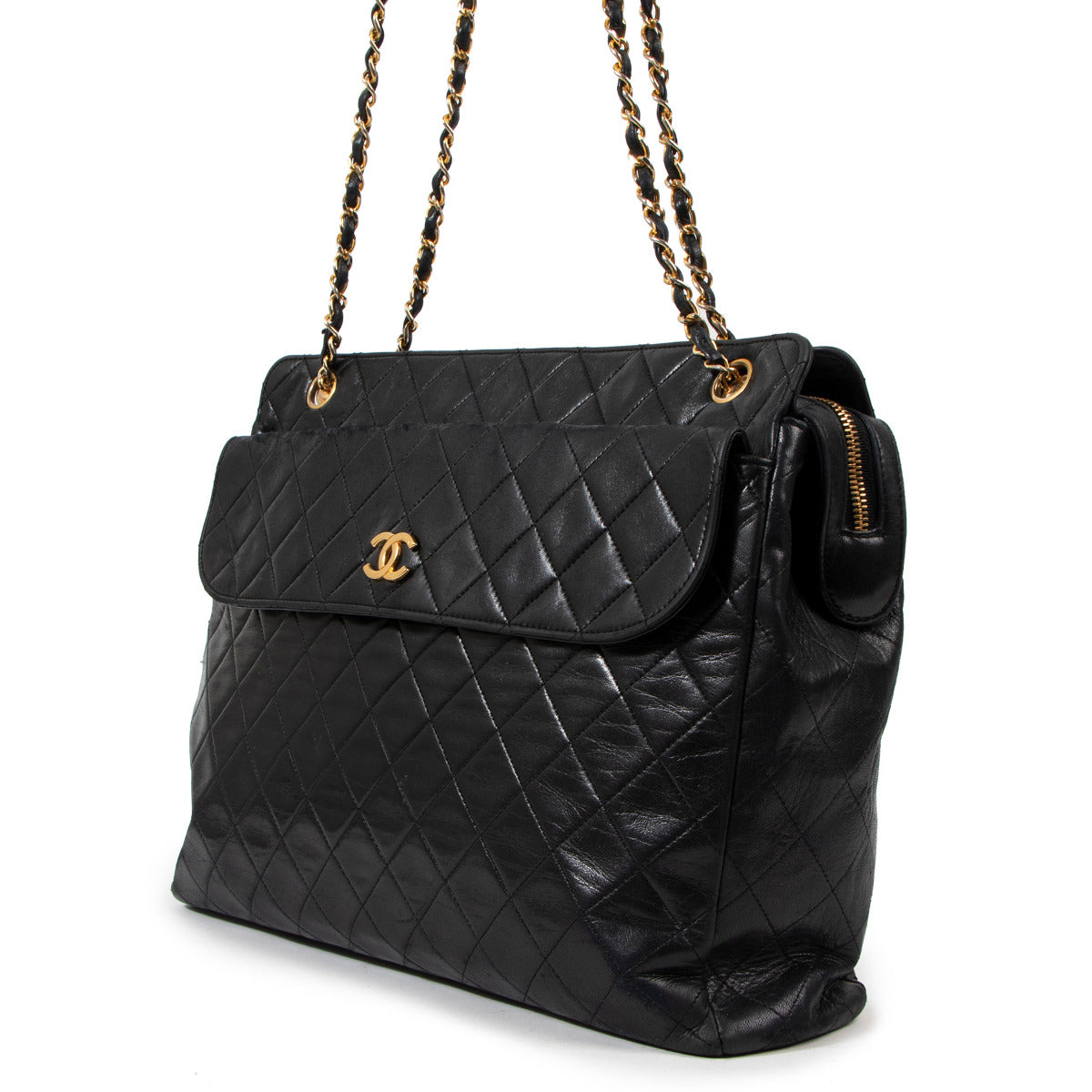 Chanel Black Vintage Shoulder Bag for the best price at Labellov secondhand luxury in Antwerp. Koop en verkoop uw authentieke designer tassen online.