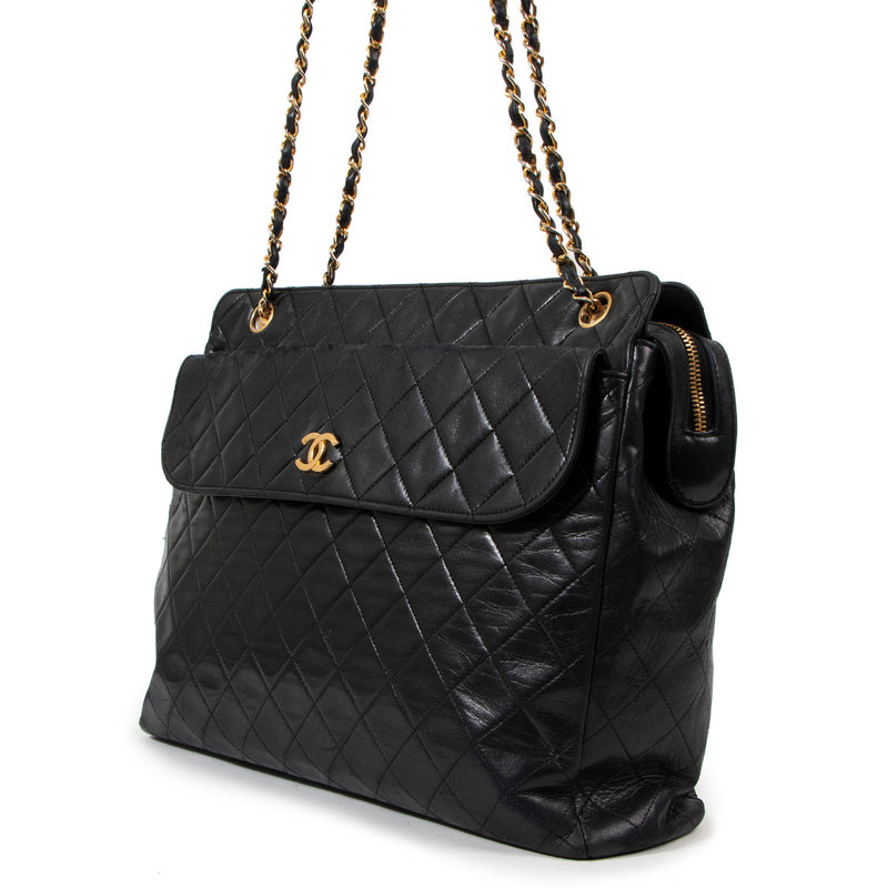 Chanel Black Vintage Shoulder Bag for the best price at Labellov secondhand luxury in Antwerp. Koop en verkoop uw authentieke designer tassen online.