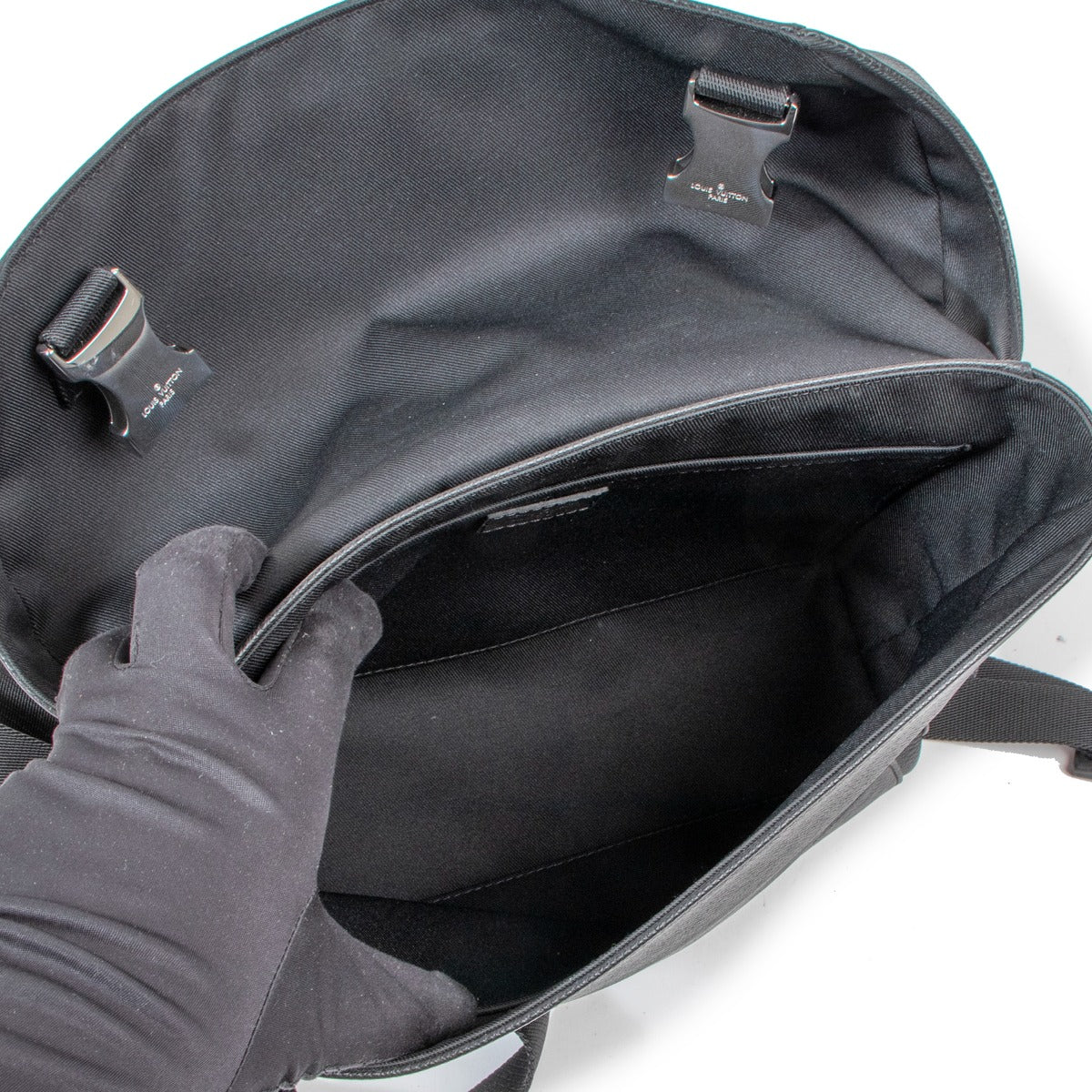 Louis Vuitton Messenger Voyager PM Zwart Taiga Leder