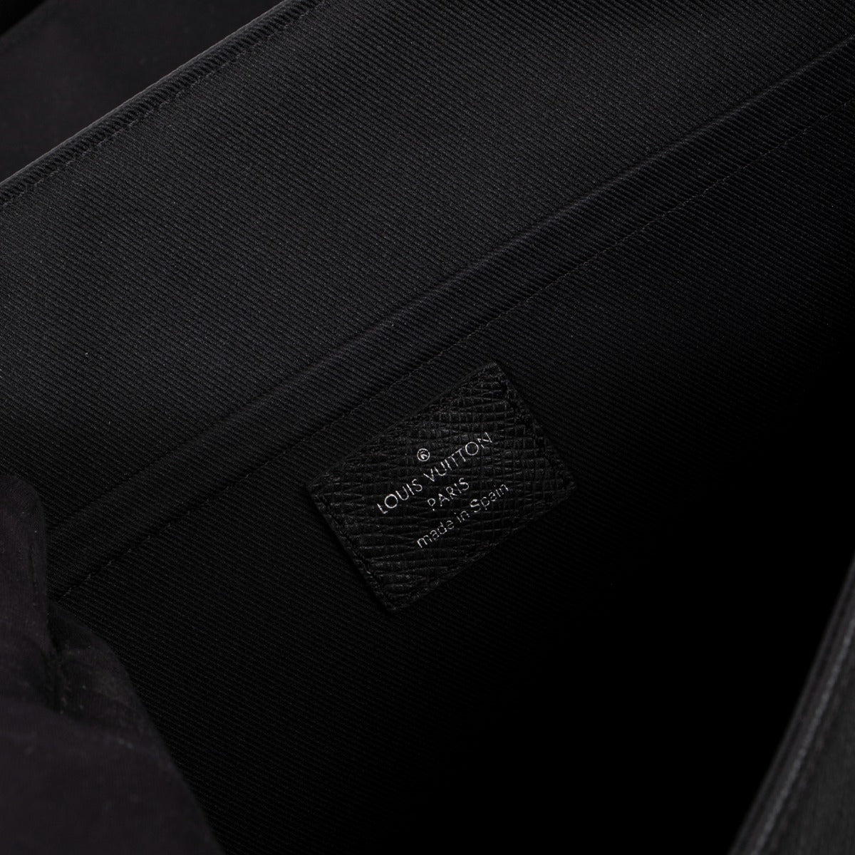 Louis Vuitton Messenger Voyager PM Zwart Taiga Leder