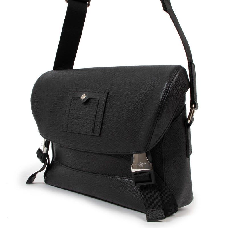 Louis Vuitton Messenger Voyager PM Zwart Taiga Leder