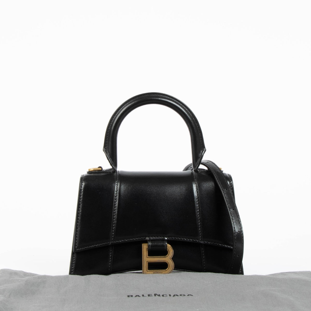Balenciaga Black Leather Hourglass XS Bag aan de beste prijs bij Labellov tweedehands luxe in Antwerpen.