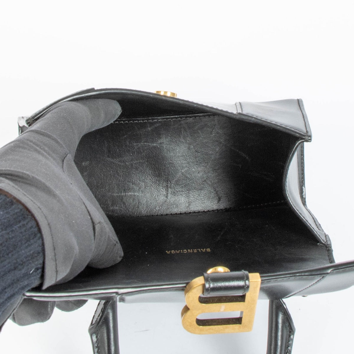 Balenciaga Black Leather Hourglass XS Bag aan de beste prijs bij Labellov tweedehands luxe in Antwerpen.
