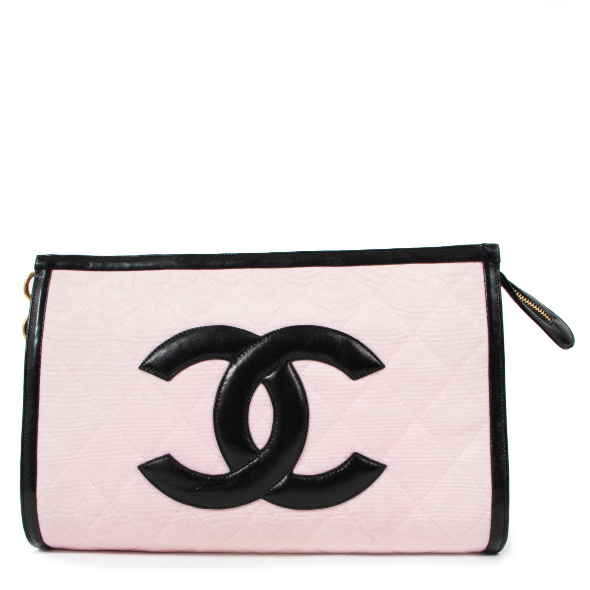 Are you looking for an authentic designer Chanel Pink Fabric CC Clutch? Koop met vertrouwen via Labellov tweedehands luxe.