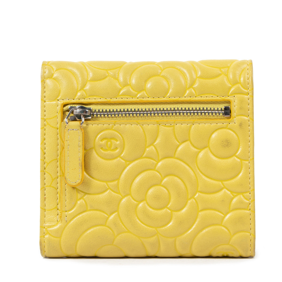 Chanel Yellow Leather Compact Camelia Wallet for the best price at Labellov secondhand luxury in Antwerp. Koop en verkoop aan de beste prijs.