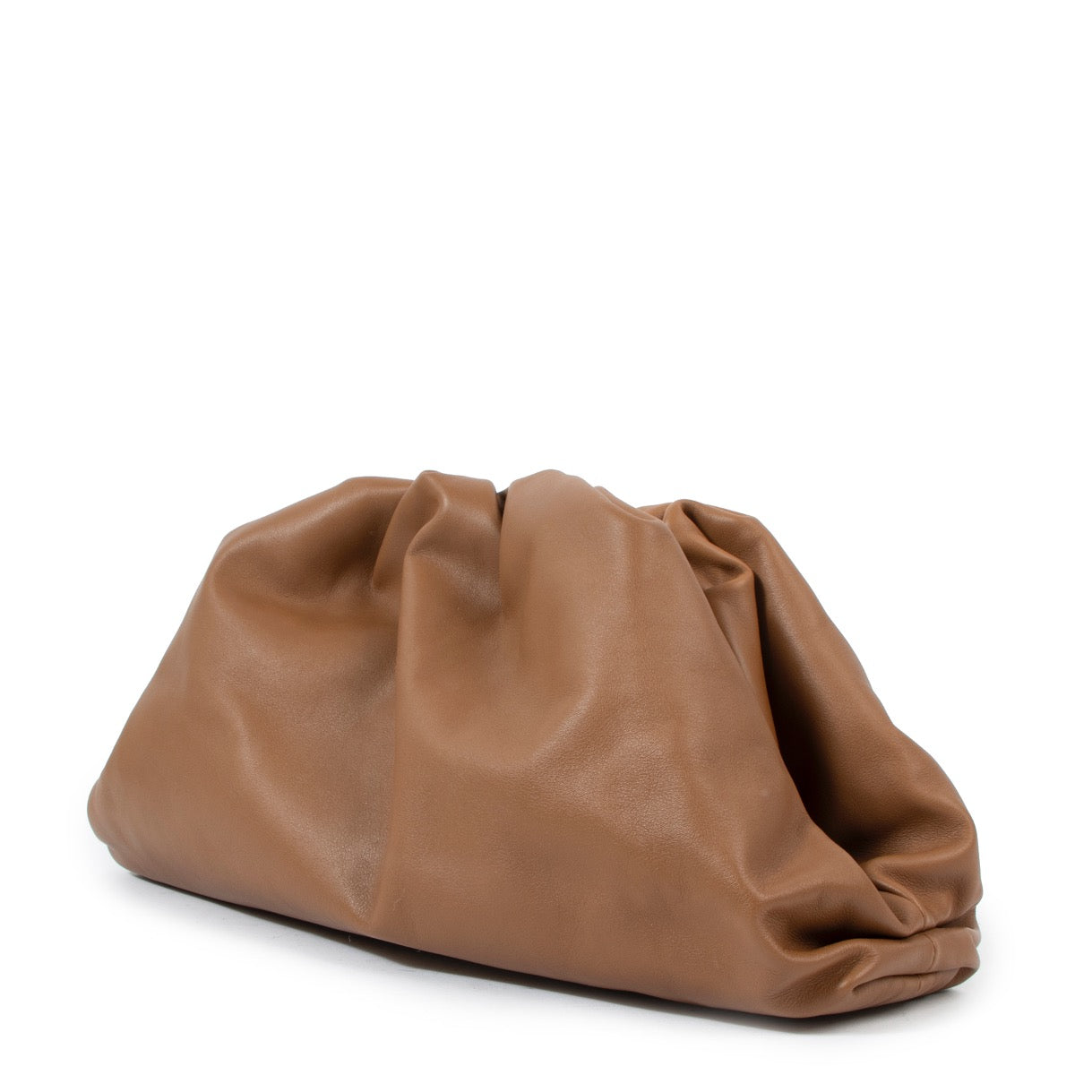 achetez le clutch Bottega Veneta Teen Pouch en couleur caramel chez www.labellov.com