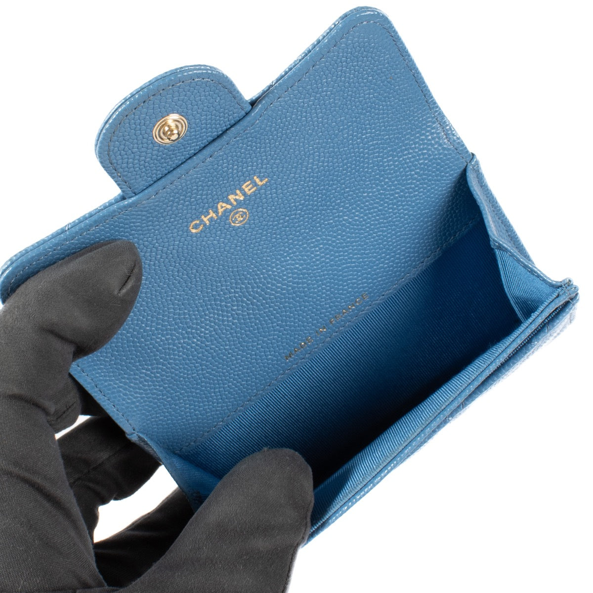 Shop safe online at Labellov in Antwerp, Brussels and Knokke this 100% authentic second hand Chanel Blue Caviar Classic Card Holder Wallet. Veiling online tweedehands authentieke Chanel Blue Caviar Classic Card Holder portefeuille kopen bij Labellov.