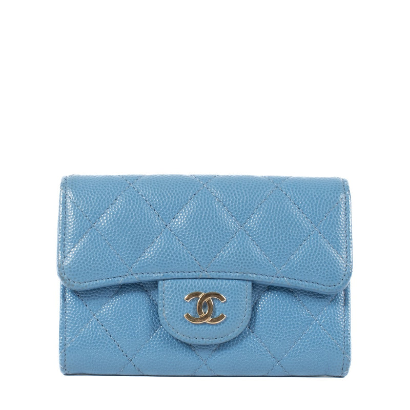 Shop safe online at Labellov in Antwerp, Brussels and Knokke this 100% authentic second hand Chanel Blue Caviar Classic Card Holder Wallet. Veiling online tweedehands authentieke Chanel Blue Caviar Classic Card Holder portefeuille kopen bij Labellov.