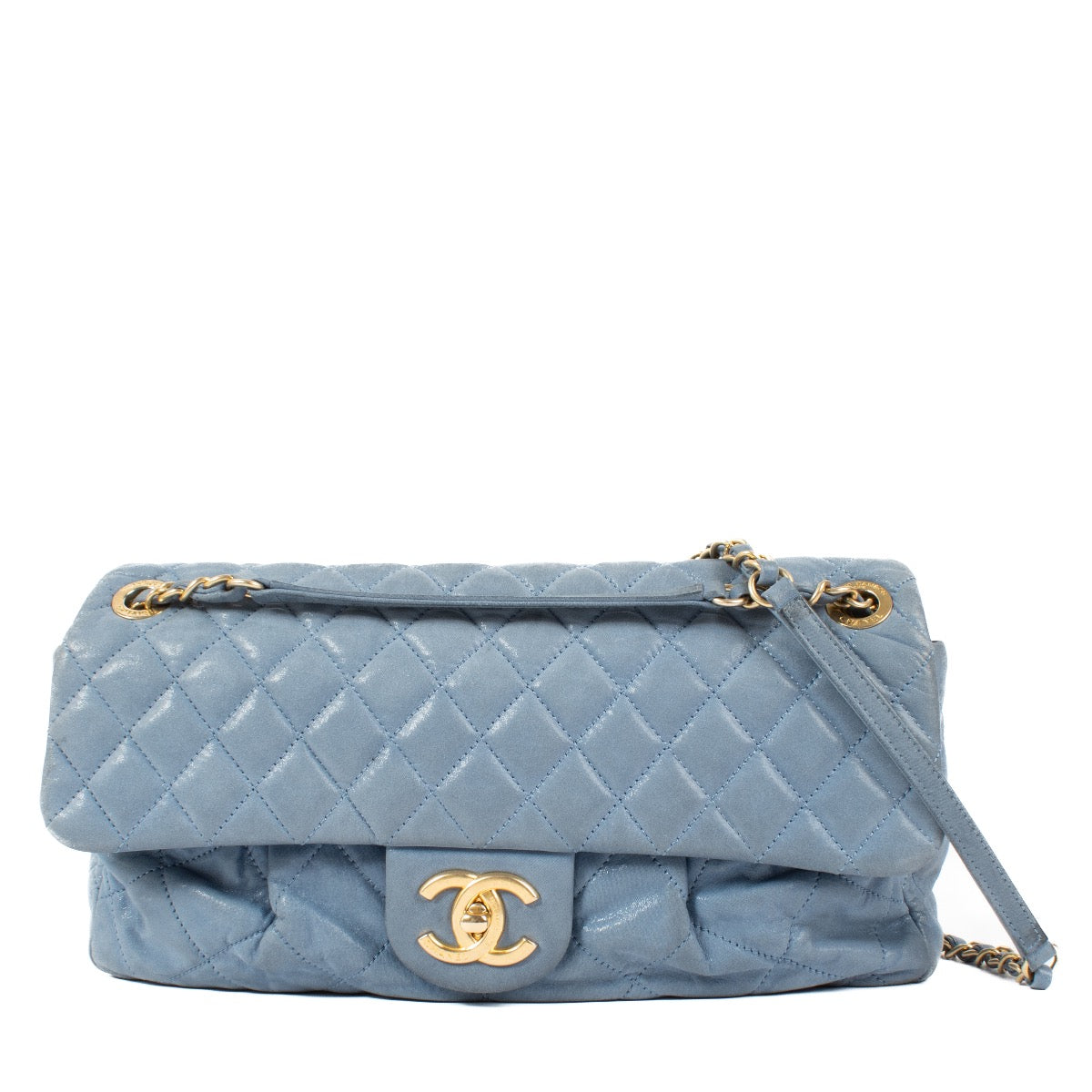 Shop safe online at Labellov in Antwerp, Brussels and Knokke this 100% authentic second hand Chanel Blue Iridescent Calfskin Medium Classic Flap Bag.