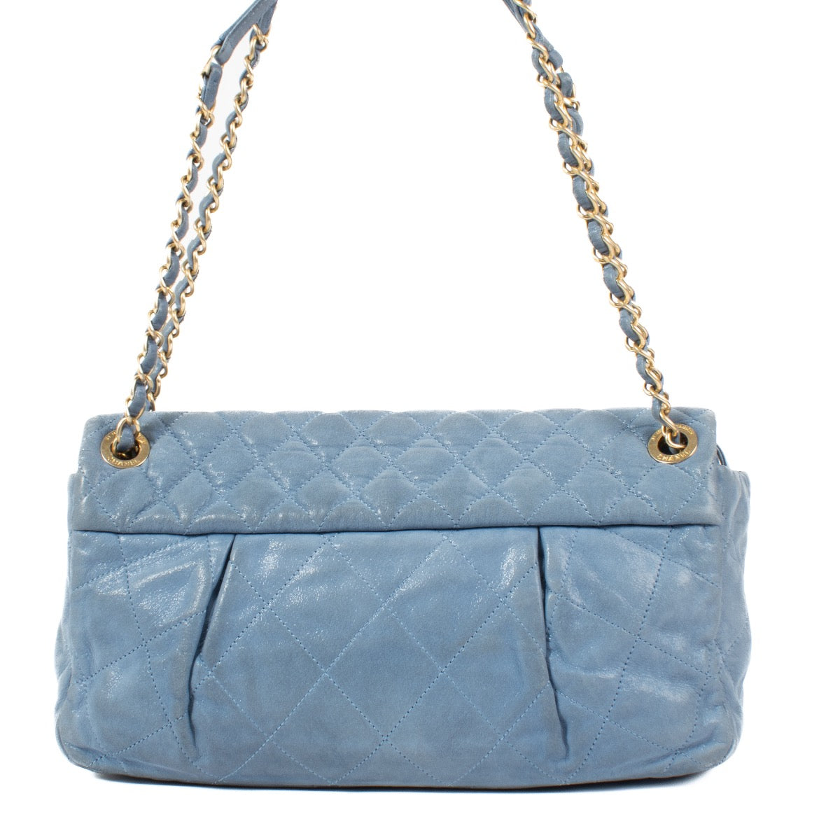 Shop safe online at Labellov in Antwerp, Brussels and Knokke this 100% authentic second hand Chanel Blue Iridescent Calfskin Medium Classic Flap Bag.